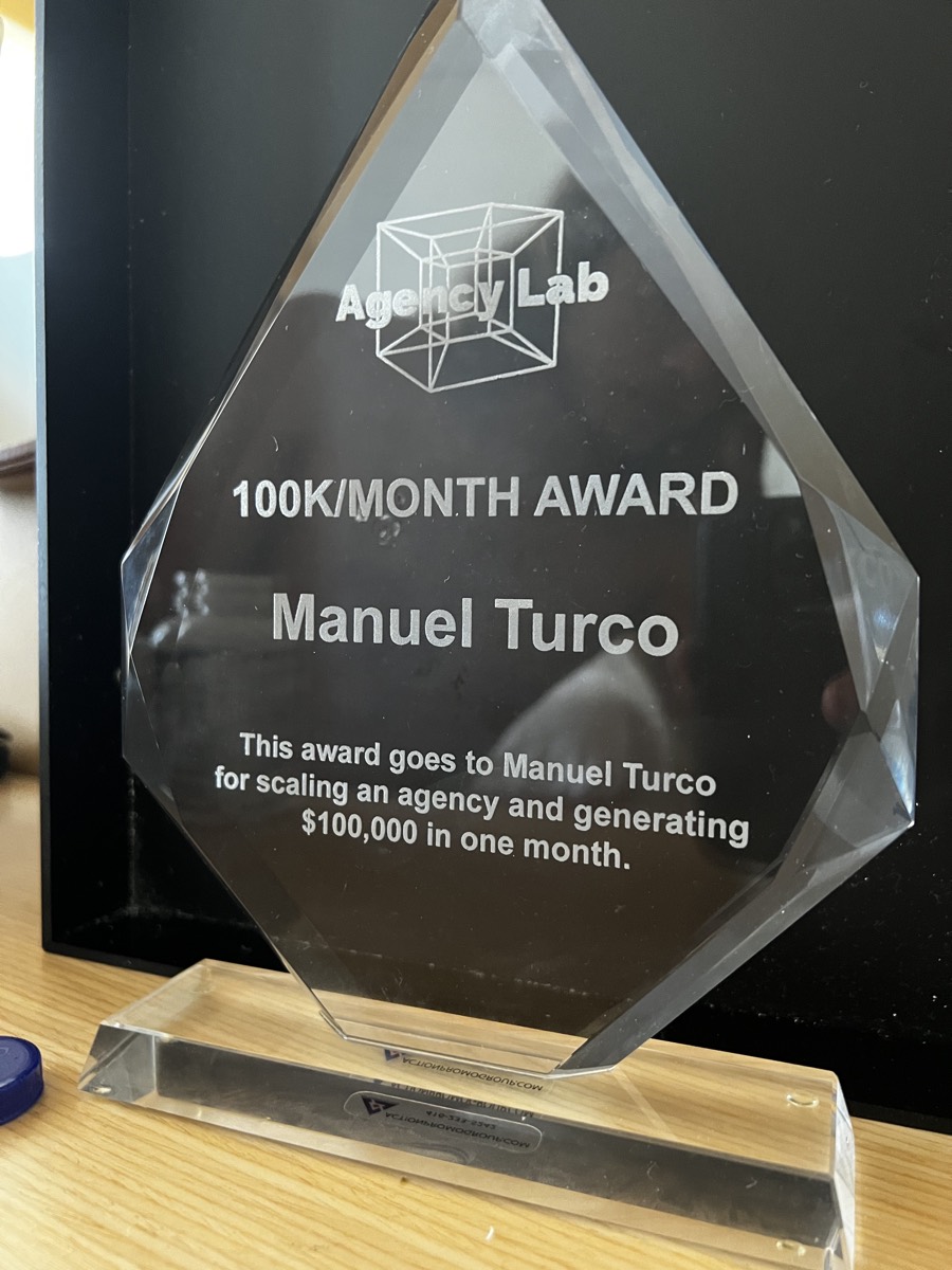 Dettaglio della targa 100K/Month Award intestata a Manuel Turco
